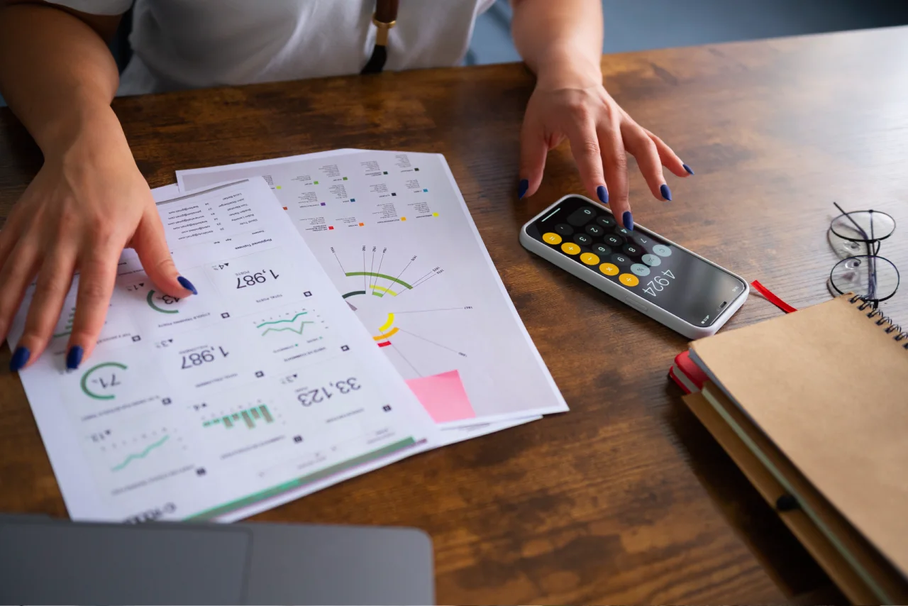 discussing-financial-report